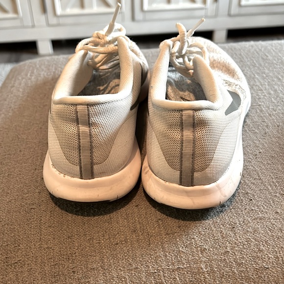 Nike’s - Women Sz 8 - White & Grey - Picture 2 of 6